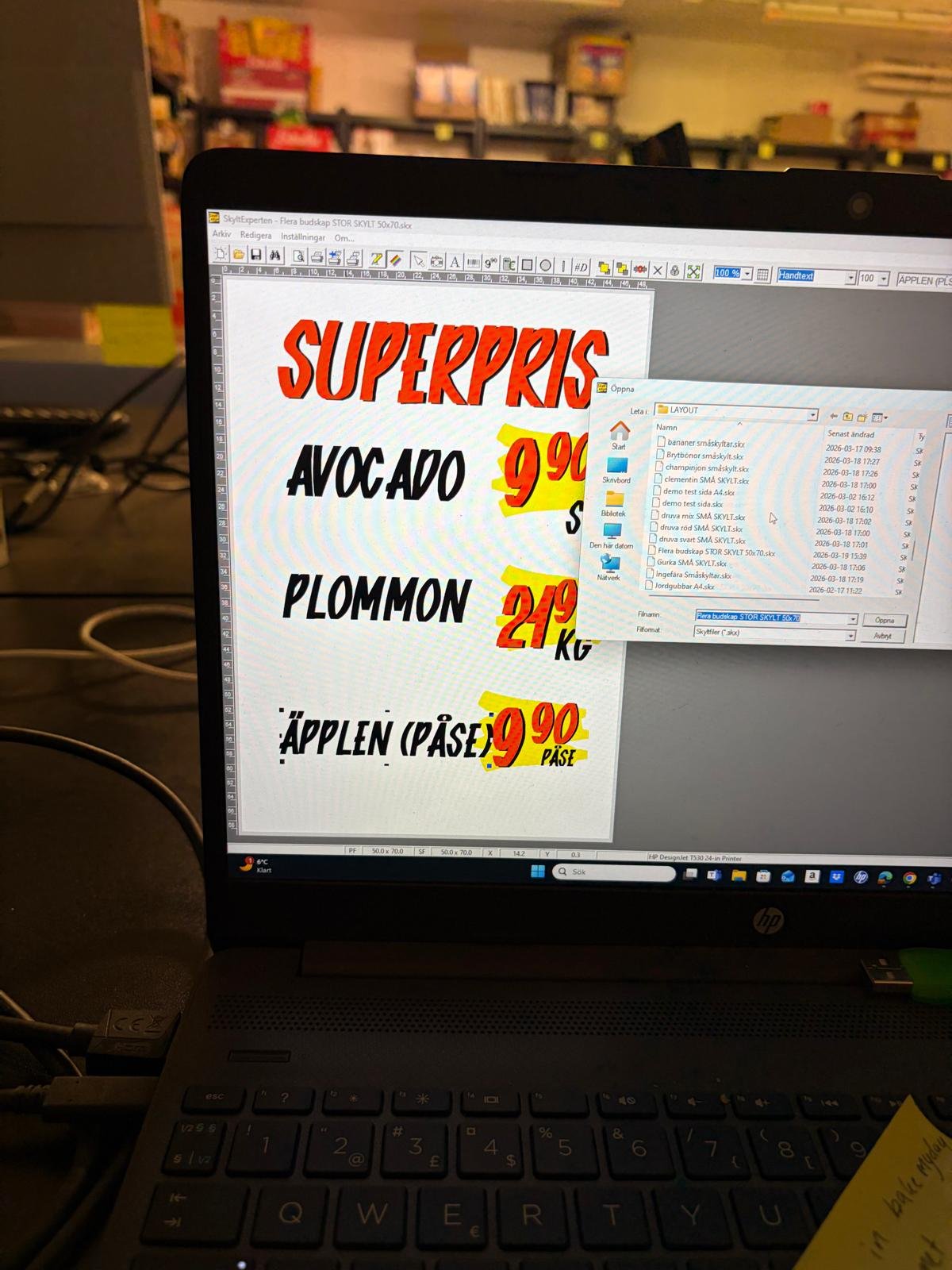 SkyltExperten programmet på laptop i butik — skyltprogram.se