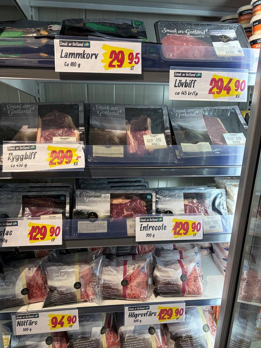 Prisskyltar på kylhylla med kött — skyltprogram.se